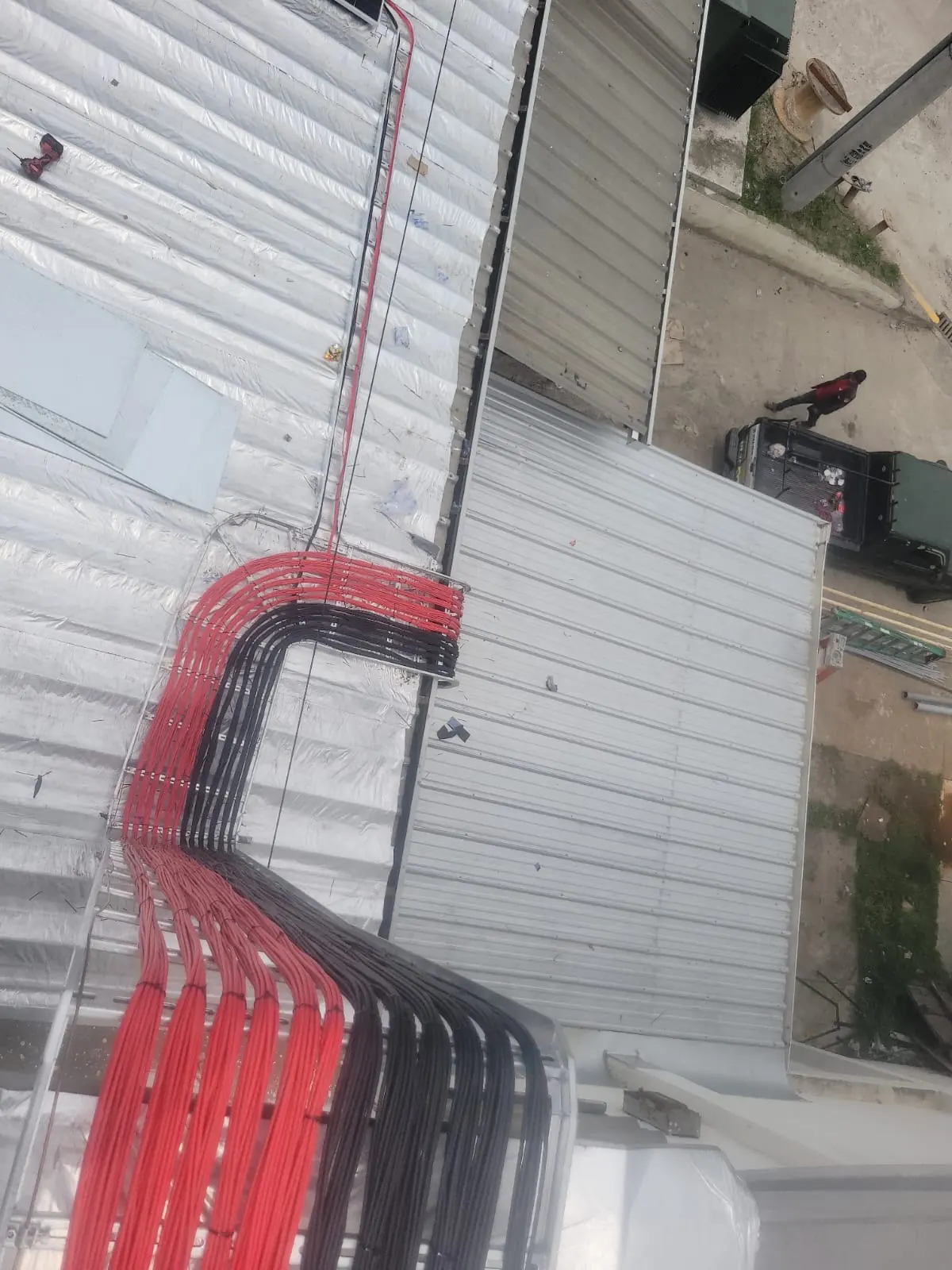 Cableado DC ordenado sobre cubierta metálica