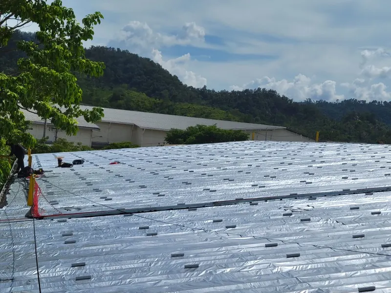 Rieles de montaje fotovoltaico en techo industrial