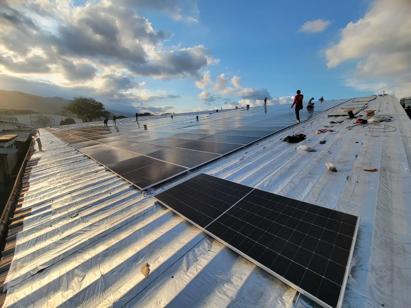 Técnicos instalando módulos fotovoltaicos en cubierta