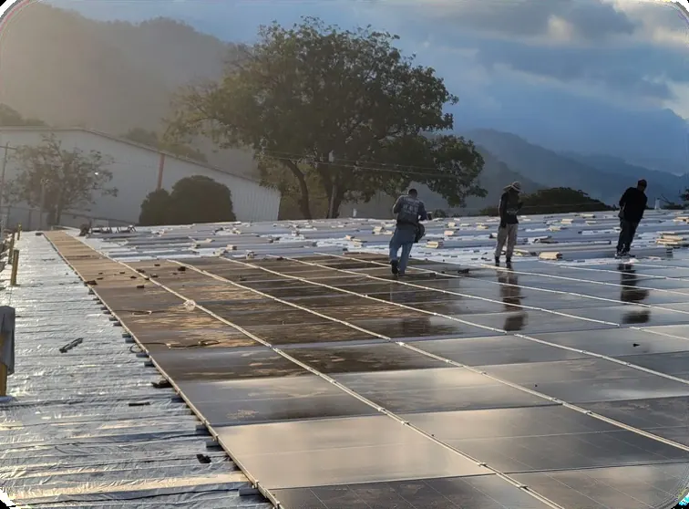 Equipo técnico revisando módulos solares instalados